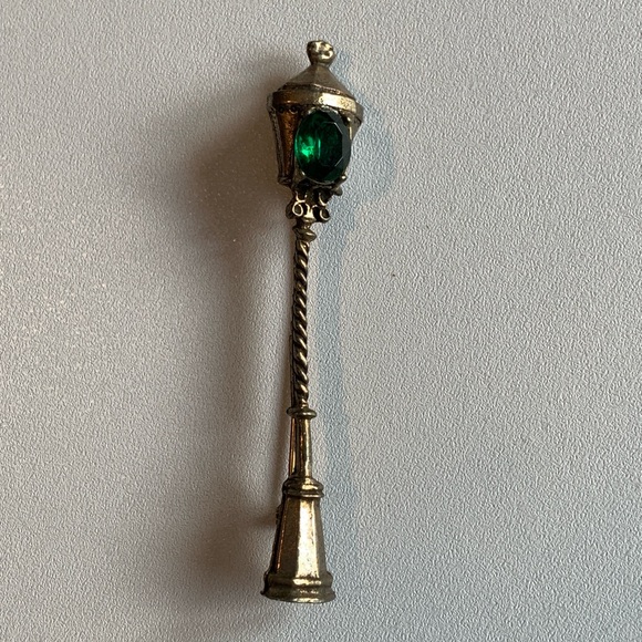 Narnia Vibes Sterling antique lamp post brooch with emerald glass stone. - Picture 3 of 9